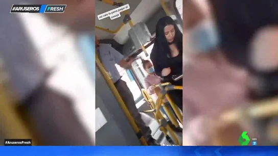 Un pasajero se pone al volante de un autobús cuando el conductor se niega a seguir Un pasajero se pone al volante de un autobús cuando el conductor se niega a seguir
