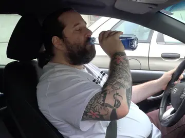 Hombre bebiendo Hombre bebiendo