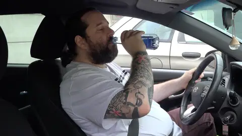 Hombre bebiendo Hombre bebiendo