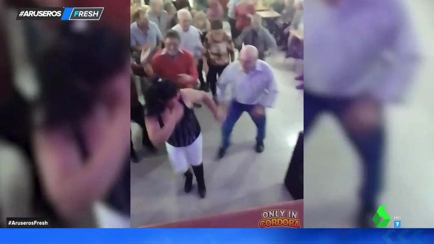 Baila con otra mujer y su esposa reacciona así Baila con otra mujer y su esposa reacciona así