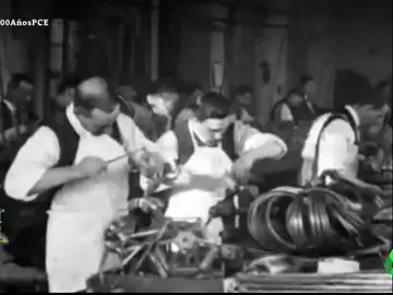 Imagen de archivo de trabajadores en una fábrica
