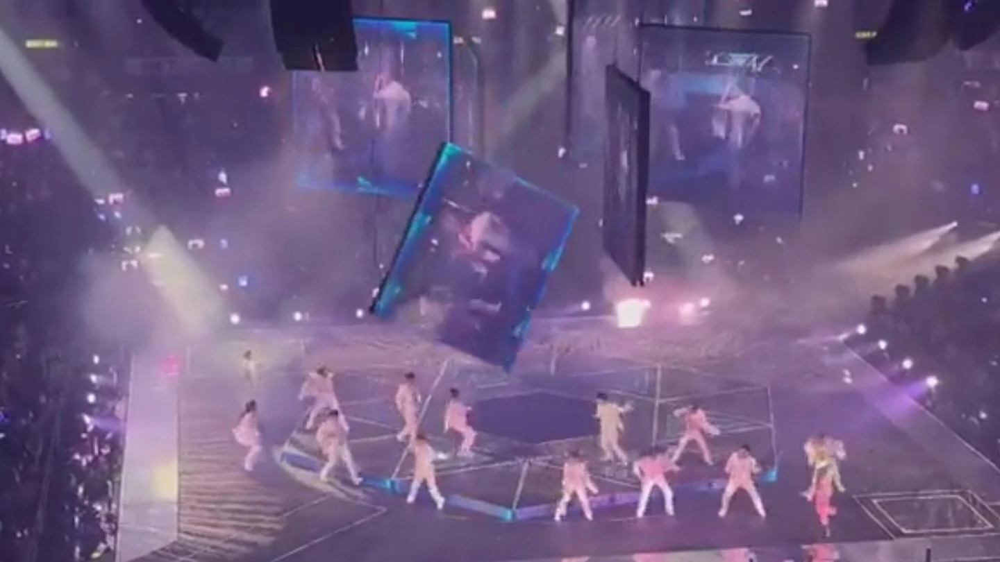 Una pantalla gigante se desploma en pleno concierto y hiere a dos bailarines en Hong Kong Una pantalla gigante se desploma en pleno concierto y hiere a dos bailarines en Hong Kong