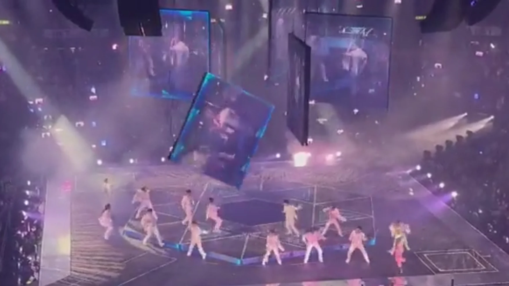 Una pantalla gigante se desploma en pleno concierto y hiere a dos bailarines en Hong Kong 