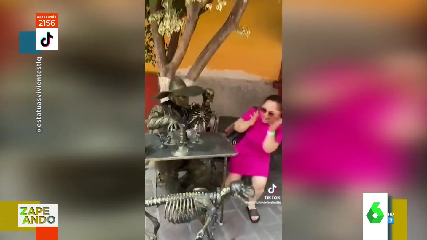 El susto de una mujer cuando la estatua se mueve El susto de una mujer cuando la estatua se mueve