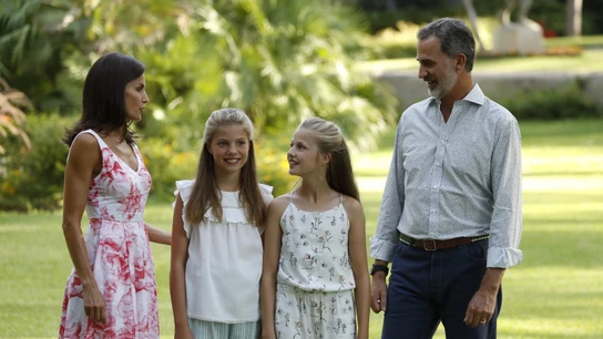 Los reyes Felipe VI y Letizia, acompañados por sus hijas, la princesa Leonor y la infanta Sofía, en el Palacio de Marivent en 2019 Los reyes Felipe VI y Letizia, acompañados por sus hijas, la princesa Leonor y la infanta Sofía, en el Palacio de Marivent en 2019
