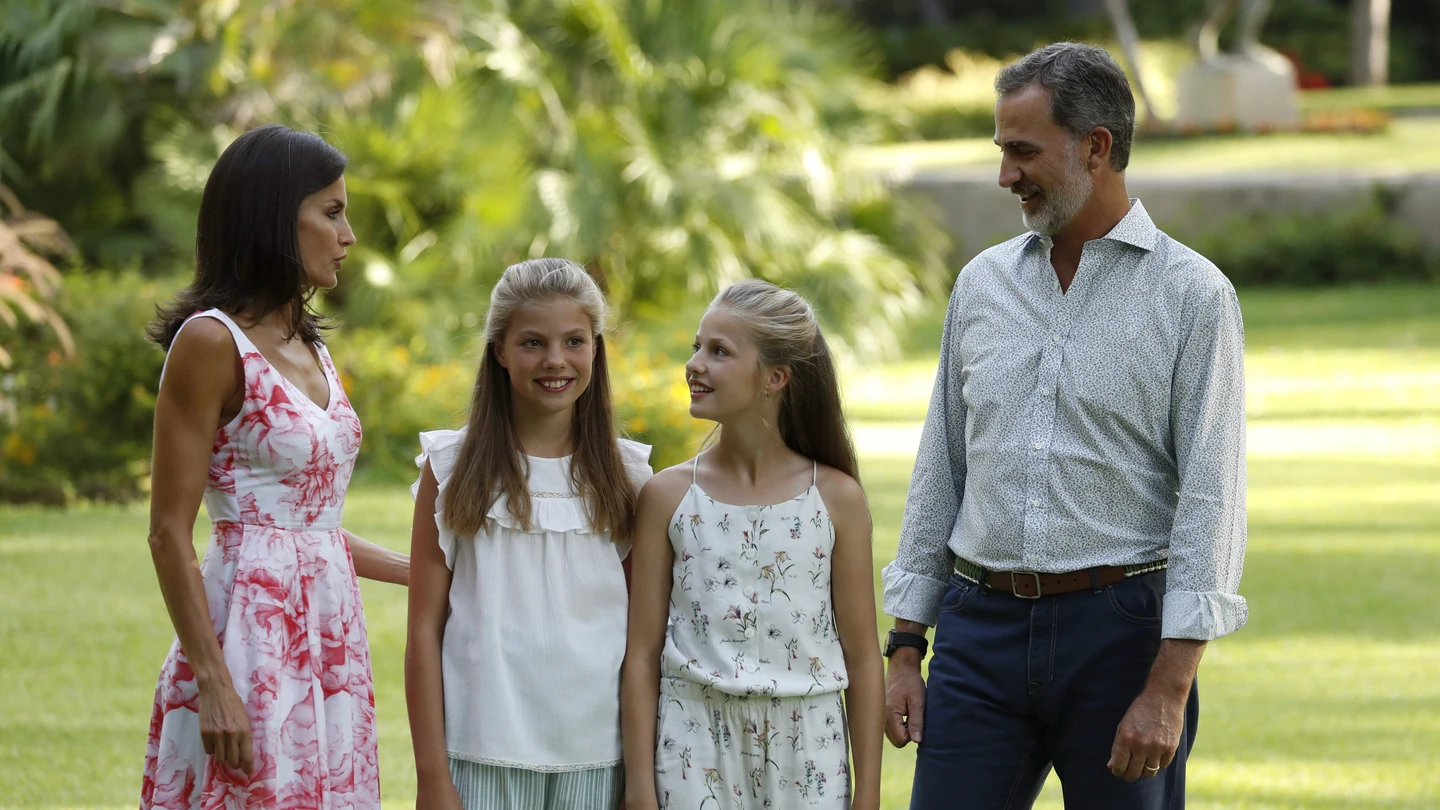 Los reyes Felipe VI y Letizia, acompañados por sus hijas, la princesa Leonor y la infanta Sofía, en el Palacio de Marivent en 2019 Los reyes Felipe VI y Letizia, acompañados por sus hijas, la princesa Leonor y la infanta Sofía, en el Palacio de Marivent en 2019