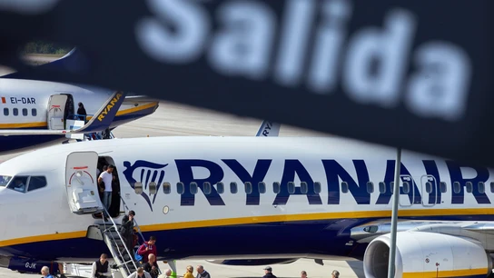 Pasajeros desembarcando de un avión de la compañía Ryanair Pasajeros desembarcando de un avión de la compañía Ryanair