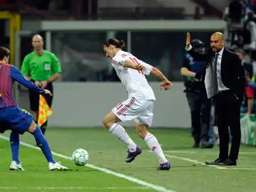 Zlatan Ibrahimovic y Gerard Piqué ante la mirada de Pep Guardiola