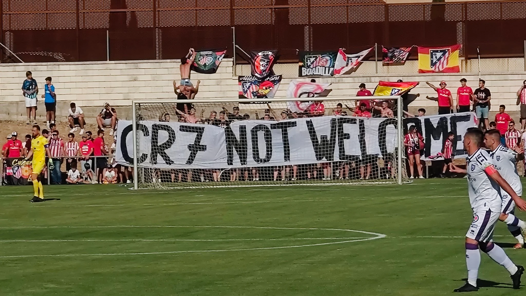 Pancarta de la afición del Atleti contra el fichaje de Cristiano