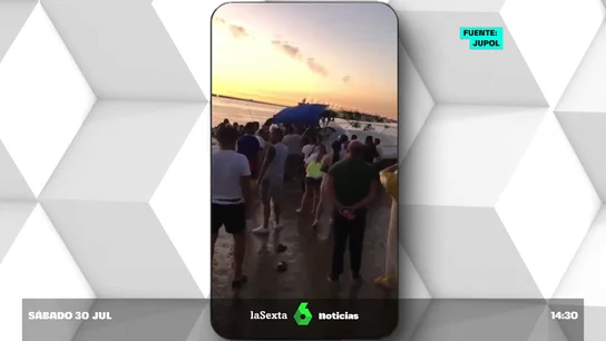 Tratan de hacerse con el alijo de una narcolancha encallada durante una operación antidroga en Cádiz Tratan de hacerse con el alijo de una narcolancha encallada durante una operación antidroga en Cádiz