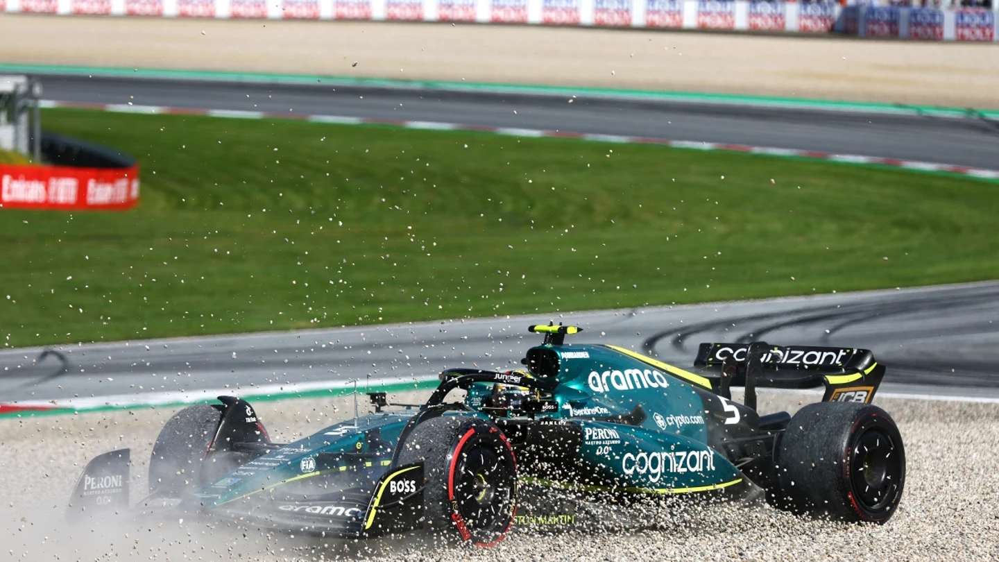 Sebastian Vettel por la grava durante el GP de Austria Sebastian Vettel por la grava durante el GP de Austria