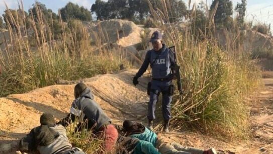 Operaci&oacute;n policial tras la violaci&oacute;n grupal de ocho mujeres que grababan un videoclip en Sud&aacute;frica