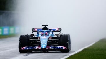 Fernando Alonso bajo la lluvia