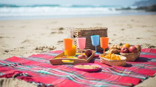Imagen de archivo de una cesta de picnic en la playa Imagen de archivo de una cesta de picnic en la playa/ Pexels