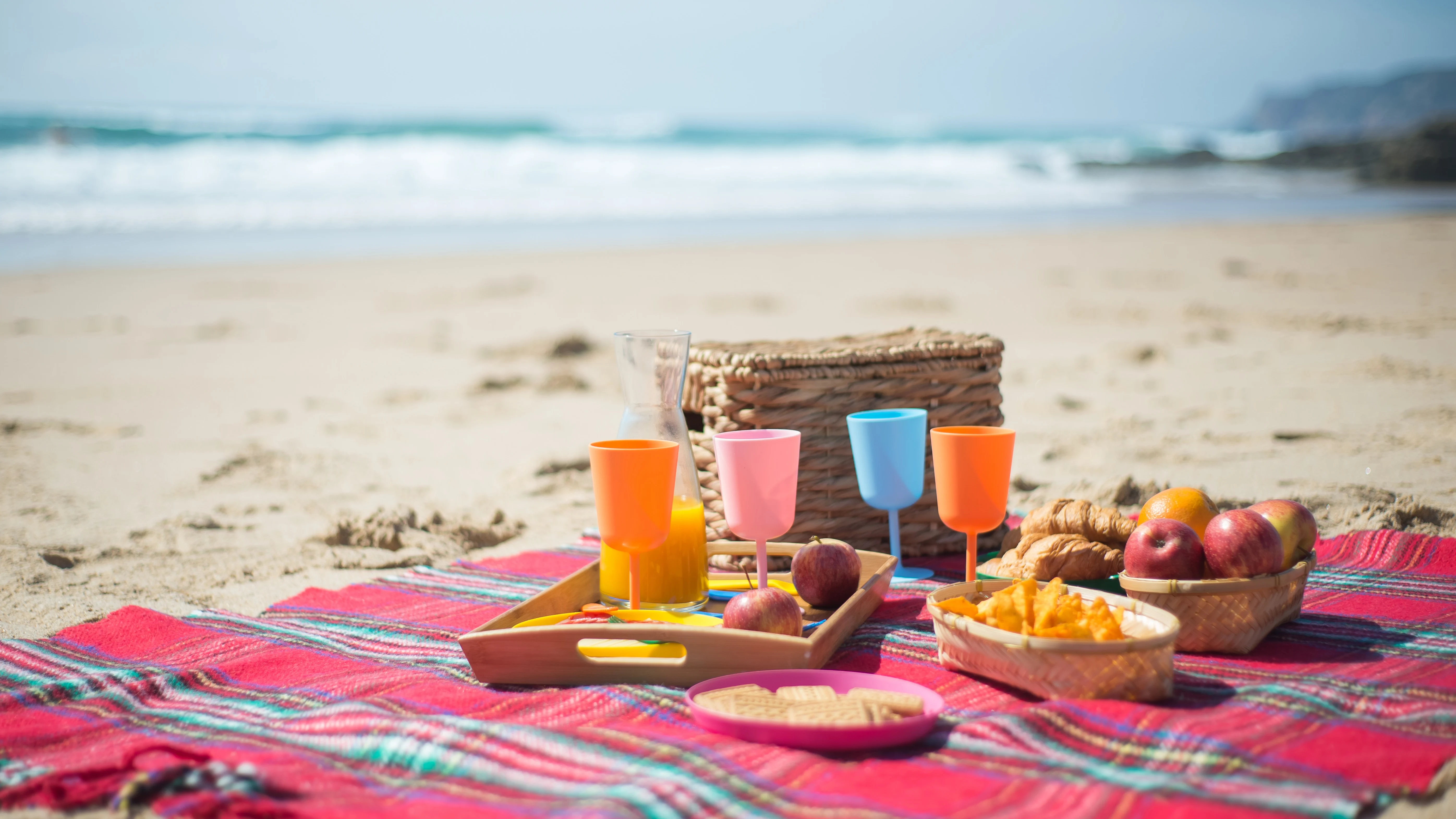 Imagen de archivo de una cesta de picnic en la playa/ Pexels