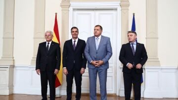Pedro Sánchez, con los tres copresidentes de Bosnia y Herzegovina