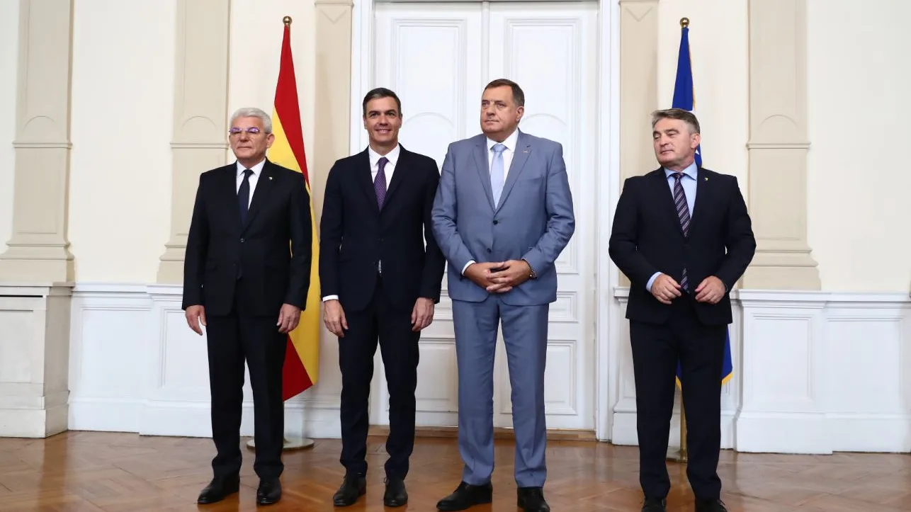 Pedro Sánchez, con los tres copresidentes de Bosnia y Herzegovina