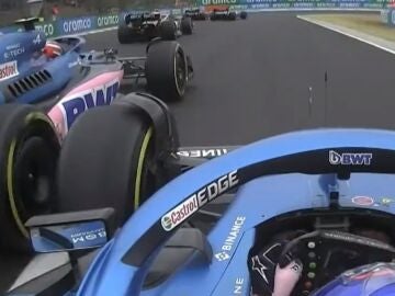 Fernando Alonso y Esteban Ocon en la salida del GP de Hungr&iacute;a
