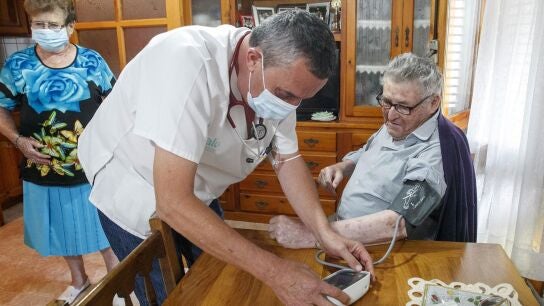Guillermo Bernu&eacute;s, m&eacute;dico rural condecorado por el Ministerio de Sanidad