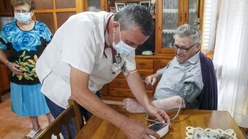Guillermo Bernués, médico rural condecorado por el Ministerio de Sanidad