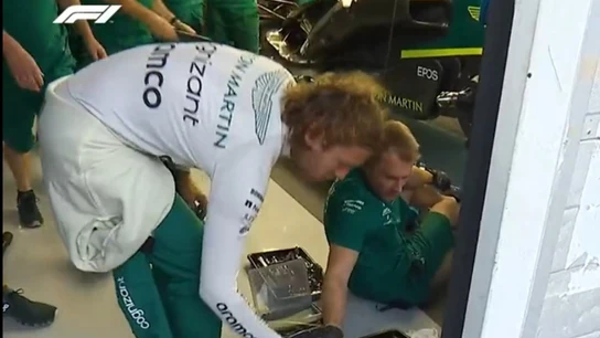 Sebastian Vettel ayudando a su mecánico Sebastian Vettel ayudando a su mecánico