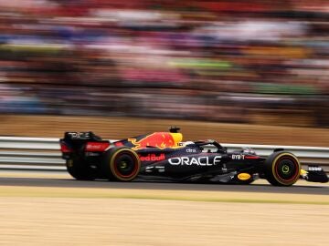 Max Verstappen ahonda en la herida de Ferrari ganando tras salir décimo