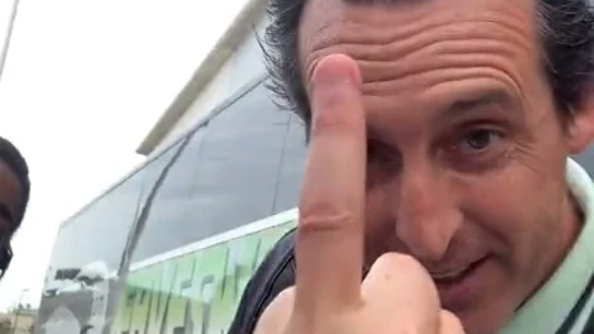 Unai Emery, como nunca le has visto: peineta a unos ingleses que le vacilaron con su pronunciación Unai Emery, como nunca le has visto: peineta a unos ingleses que le vacilaron con su pronunciación