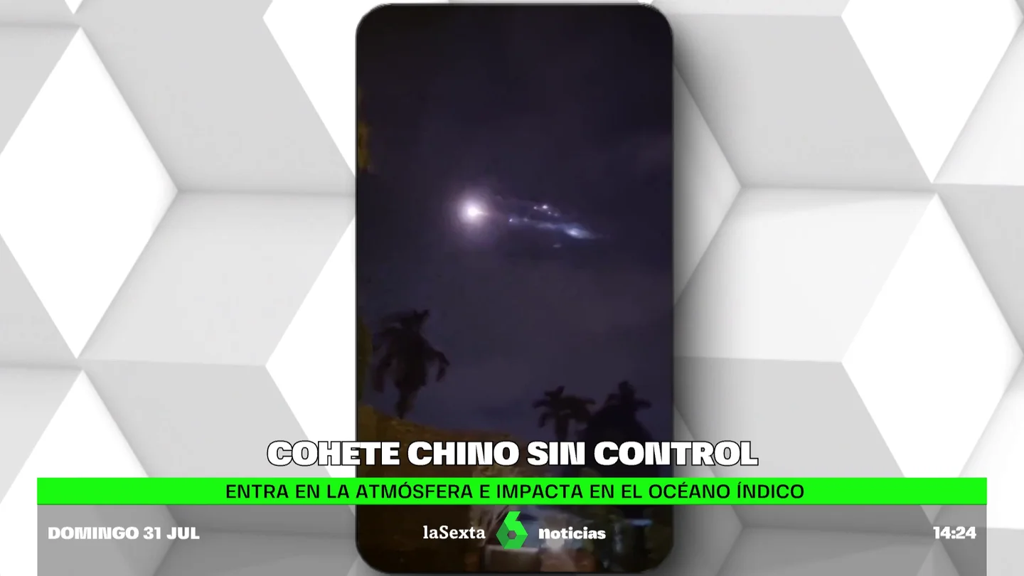 Los restos del cohete chino que estaba fuera de control ardieron durante su caída Los restos del cohete chino que estaba fuera de control ardieron durante su caída