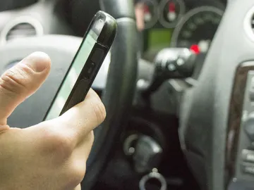 Teléfono móvil en el coche Teléfono móvil en el coche