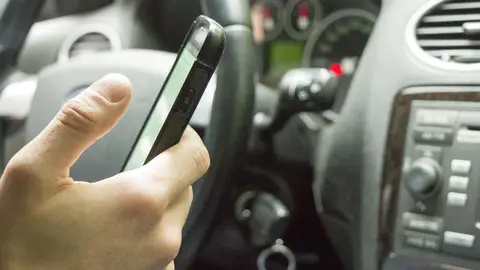 Teléfono móvil en el coche Teléfono móvil en el coche
