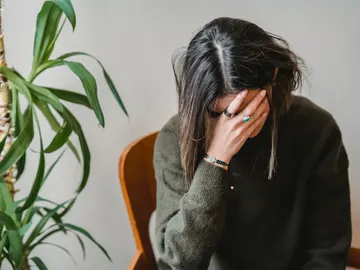 mujer cubriéndose la cara mujer cubriéndose la cara