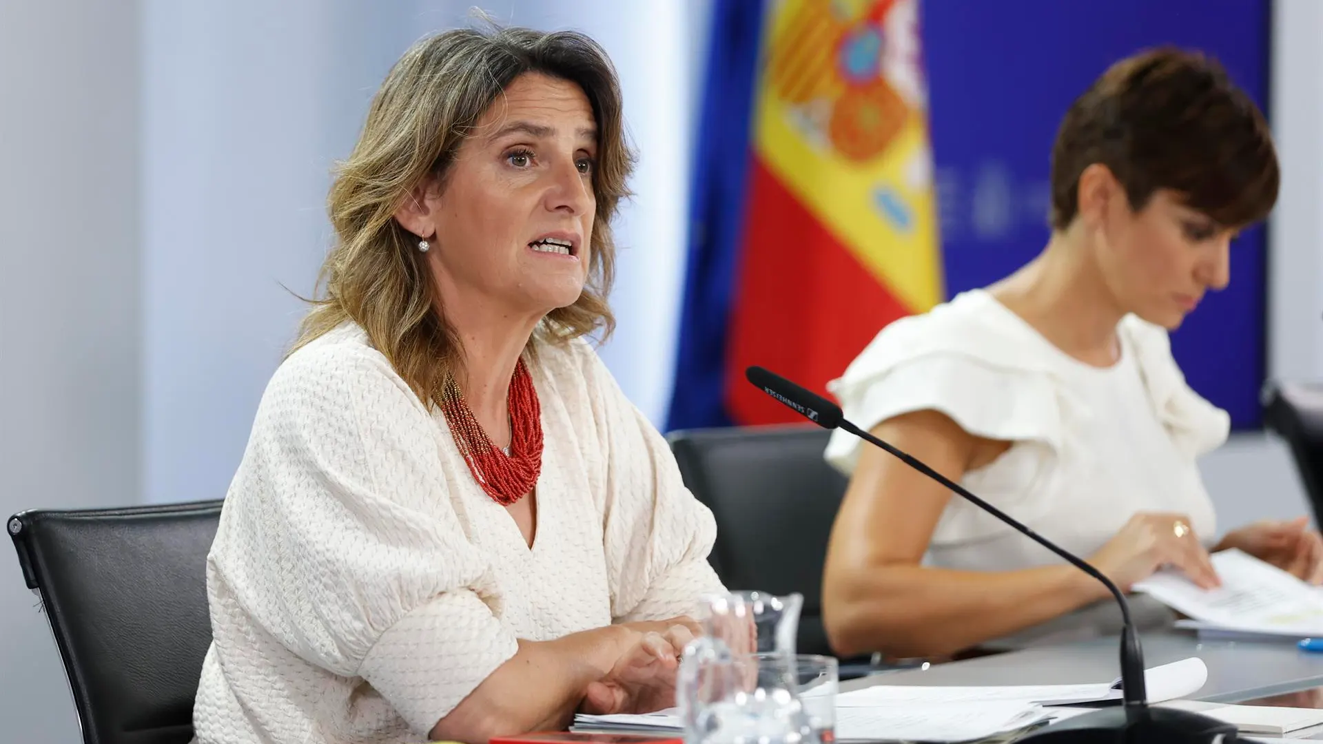 La vicepresidenta tercera y ministra para la Transición Ecológica, Teresa Ribera, y la ministra de Política Territorial y portavoz del Gobierno, Isabel Rodríguez.
