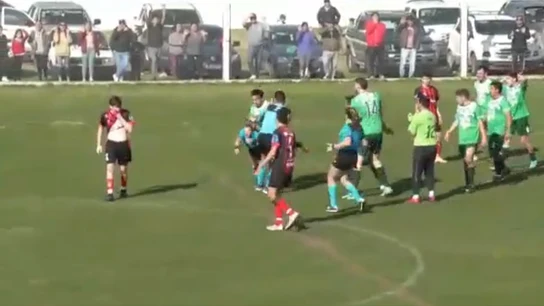 Agresión en un partido de fútbol en Argentina. Agresión en un partido de fútbol en Argentina.