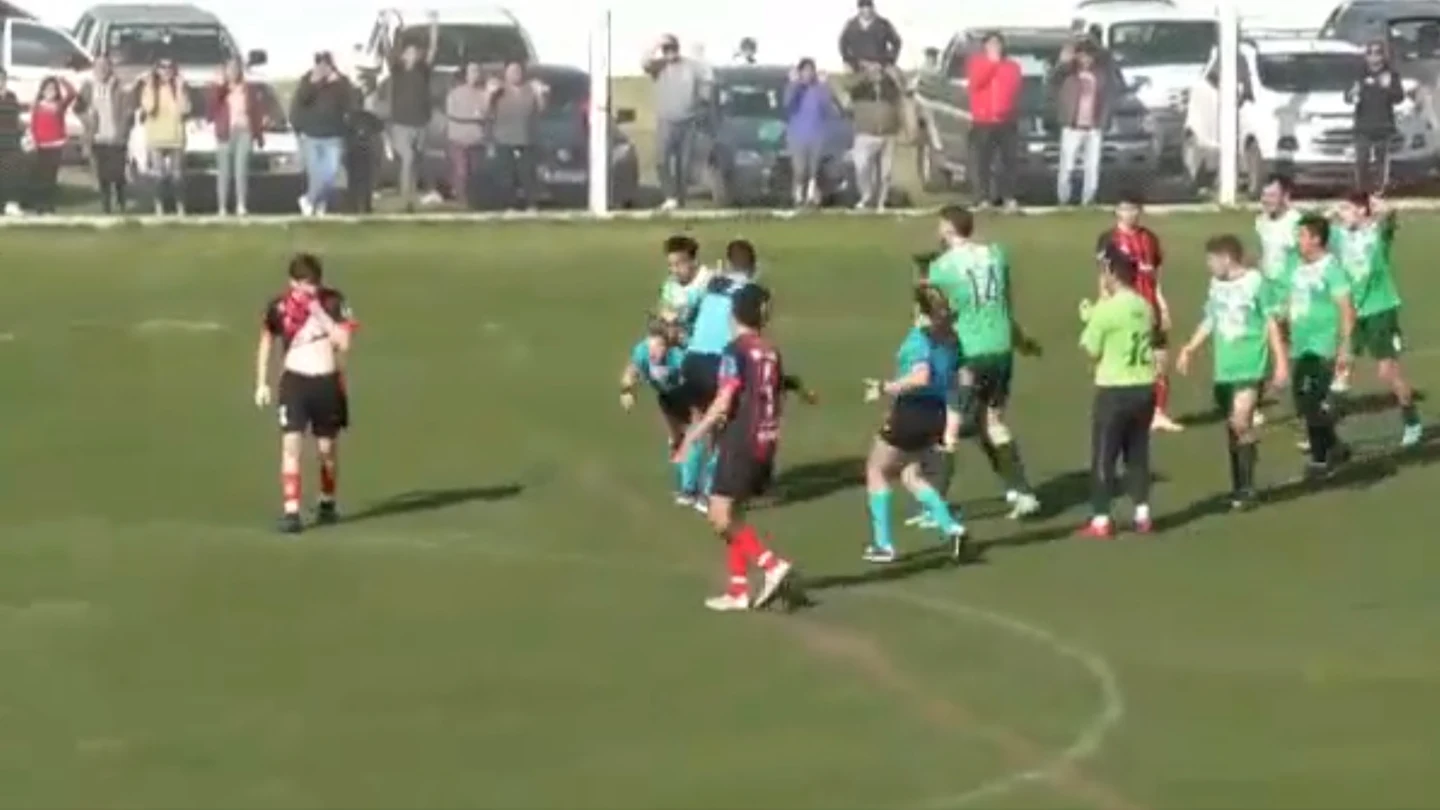 Agresión en un partido de fútbol en Argentina. Agresión en un partido de fútbol en Argentina.