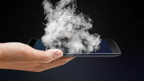 Móvil sobrecalentado Teléfono móvil echando humo