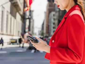 Mujer con móvil Mujer con móvil