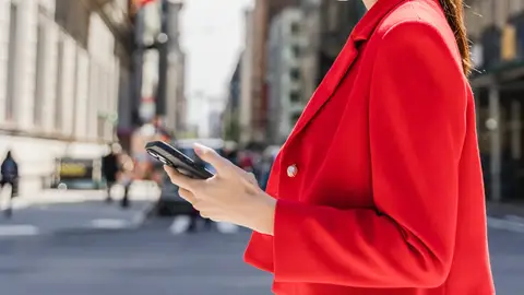 Mujer con móvil Mujer con móvil