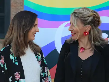 Ione Belarra y Yolanda Díaz, sonrientes durante un evento