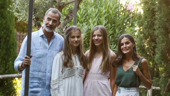 El posado de los reyes Felipe y Letizia y sus hijas durante sus vacaciones Mallorca El posado de los reyes Felipe y Letizia y sus hijas durante sus vacaciones Mallorca