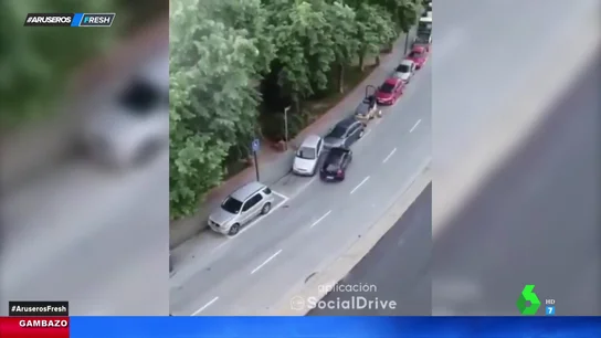 Se estrella contra contenedores y coches y se da a la fuga Se estrella contra contenedores y coches y se da a la fuga