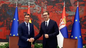 El presidente del Gobierno, Pedro Sánchez, con su homólogo serbio, Aleksandr Vučić