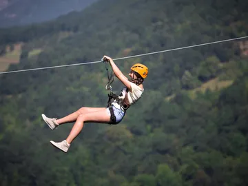 Chica en una tirolina Chica en una tirolina