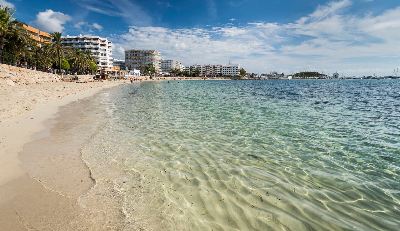 Las playas de Santa Eulária des Riu son uno de los mejores lugares de España para soportar la próxima ola de calor