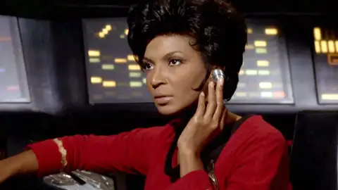 Nichelle Nichols fue Nyota Uhura, uno de los miembros más importantes de la U. S. S. Enterprise. Nichelle Nichols fue Nyota Uhura, uno de los miembros más importantes de la U. S. S. Enterprise.