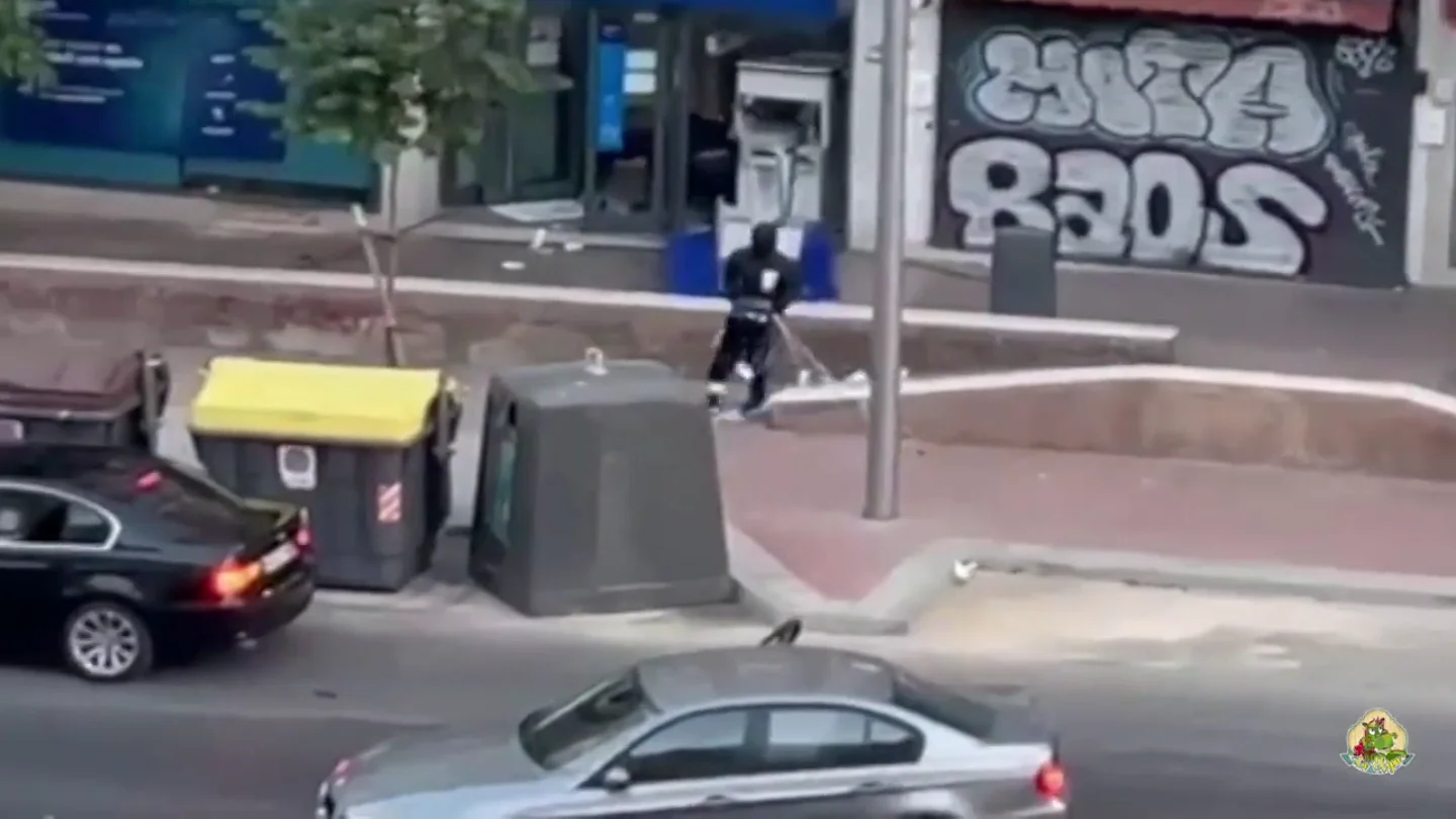 Varios vecinos cogen billetes del suelo tras el robo con explosión de un cajero en Madrid Varios vecinos cogen billetes del suelo tras el robo con explosión de un cajero en Madrid