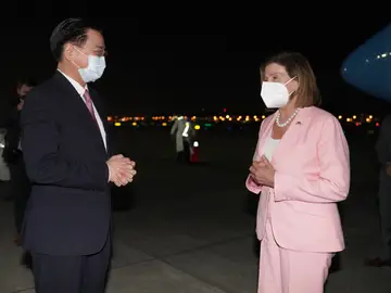La presidenta de la Cámara de Representantes de EEUU, Nancy Pelosi, a su llegada a Taipéi (Taiwán).