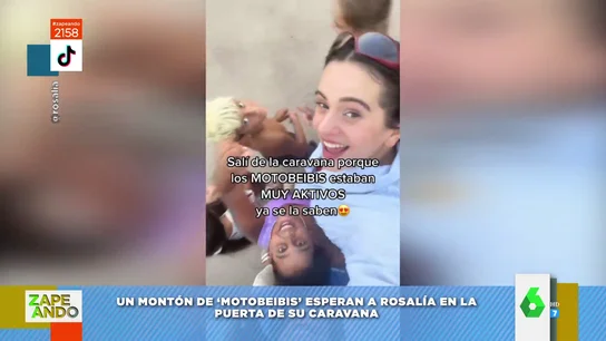 Rosalía canta junto a unos fans su canción 'Despechá' Rosalía canta junto a unos fans su canción 'Despechá'