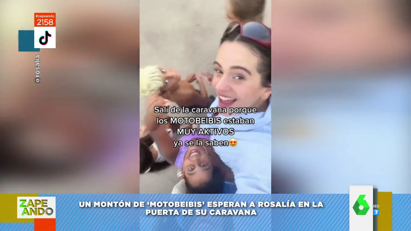Rosalía canta junto a unos fans su canción 'Despechá' Rosalía canta junto a unos fans su canción 'Despechá'