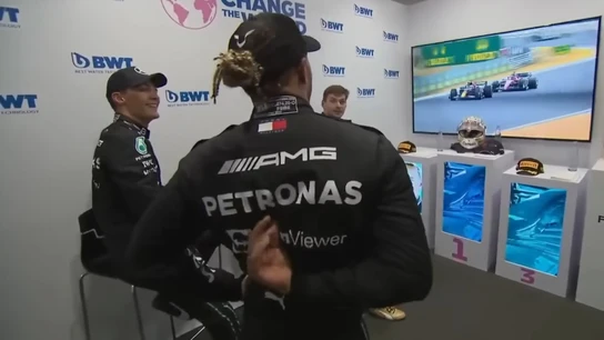 Hamilton, Russell y Verstappen, viendo un resumen de la carrera Hamilton, Russell y Verstappen, viendo un resumen de la carrera