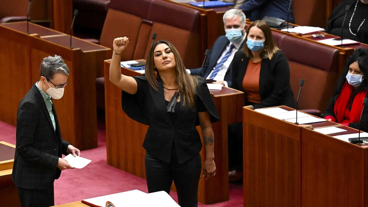 La senadora de los Verdes de Australia por Victoria, Lidia Thorpe, levanta el brazo durante su ceremonia de juramento en el Senado. La senadora de los Verdes de Australia por Victoria, Lidia Thorpe, levanta el brazo durante su ceremonia de juramento en el Senado.